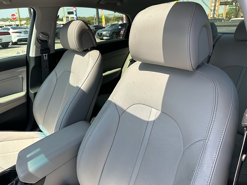 Vehicle image 11 of 32