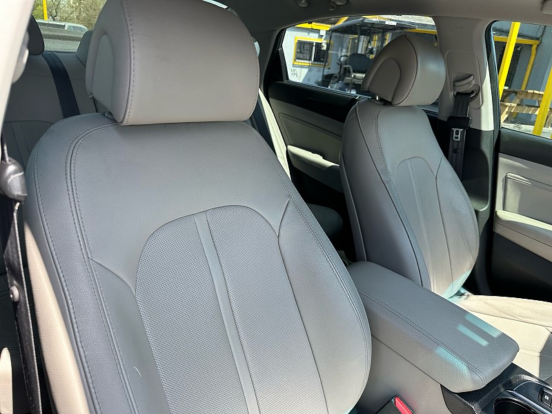 Vehicle image 9 of 32