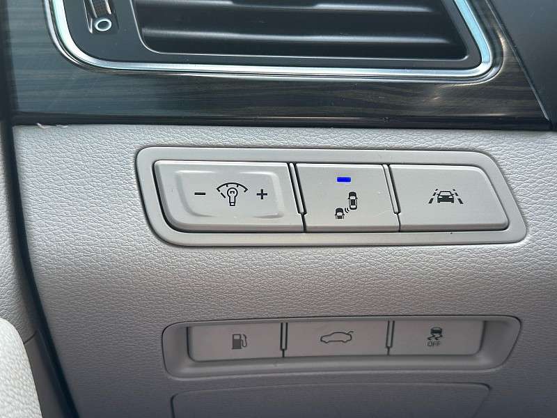 Vehicle image 25 of 32