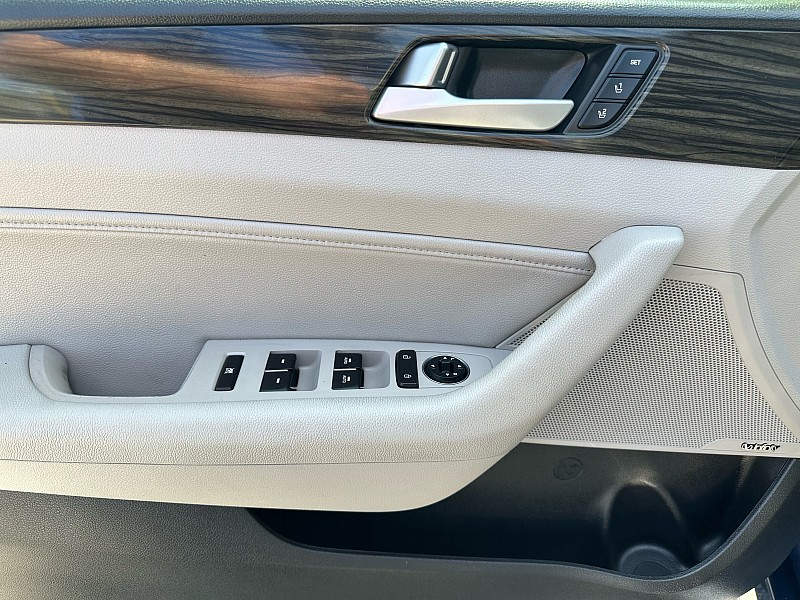 Vehicle image 23 of 32