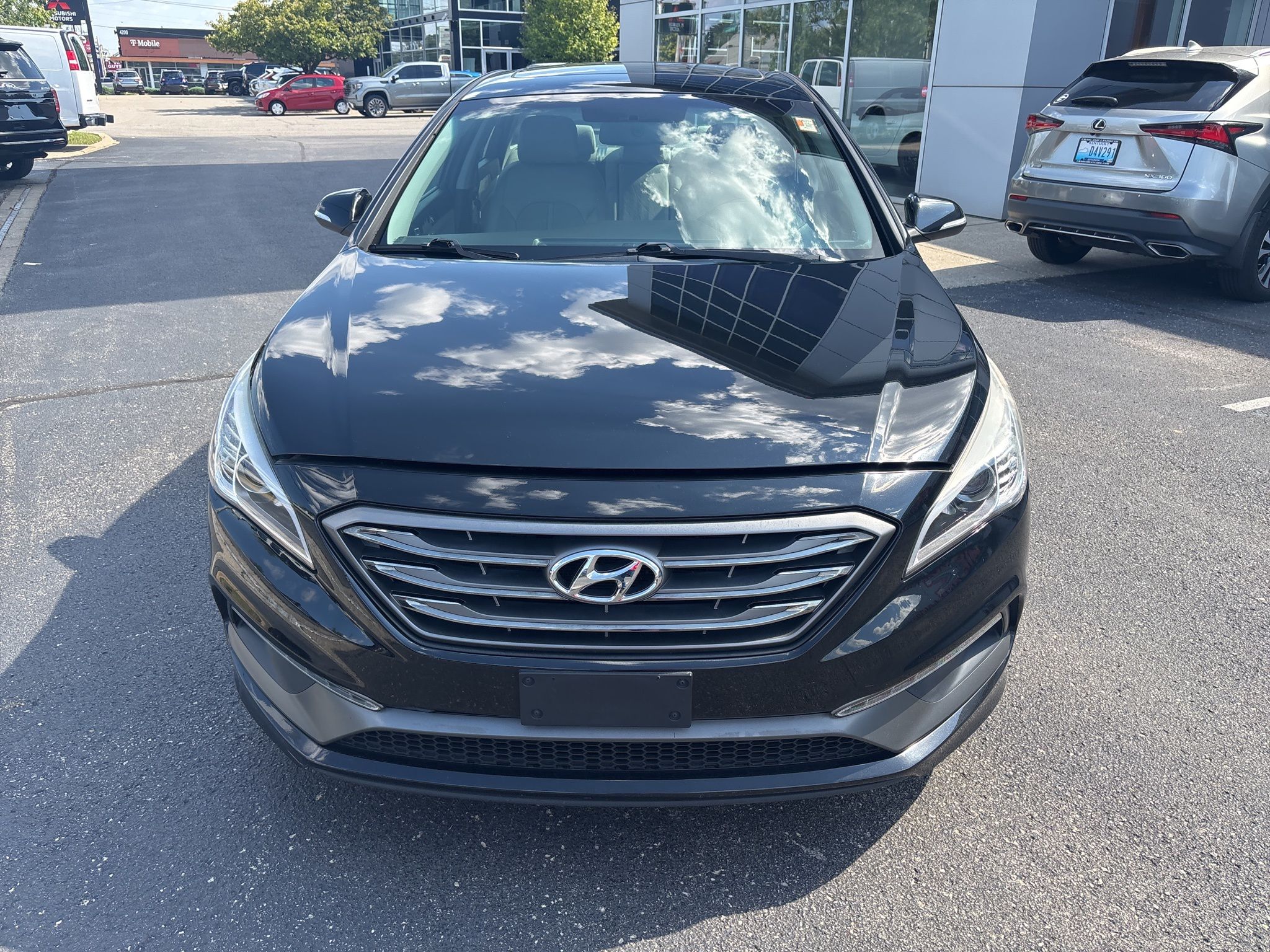 2017 Hyundai Sonata Limited Image 2 of 28