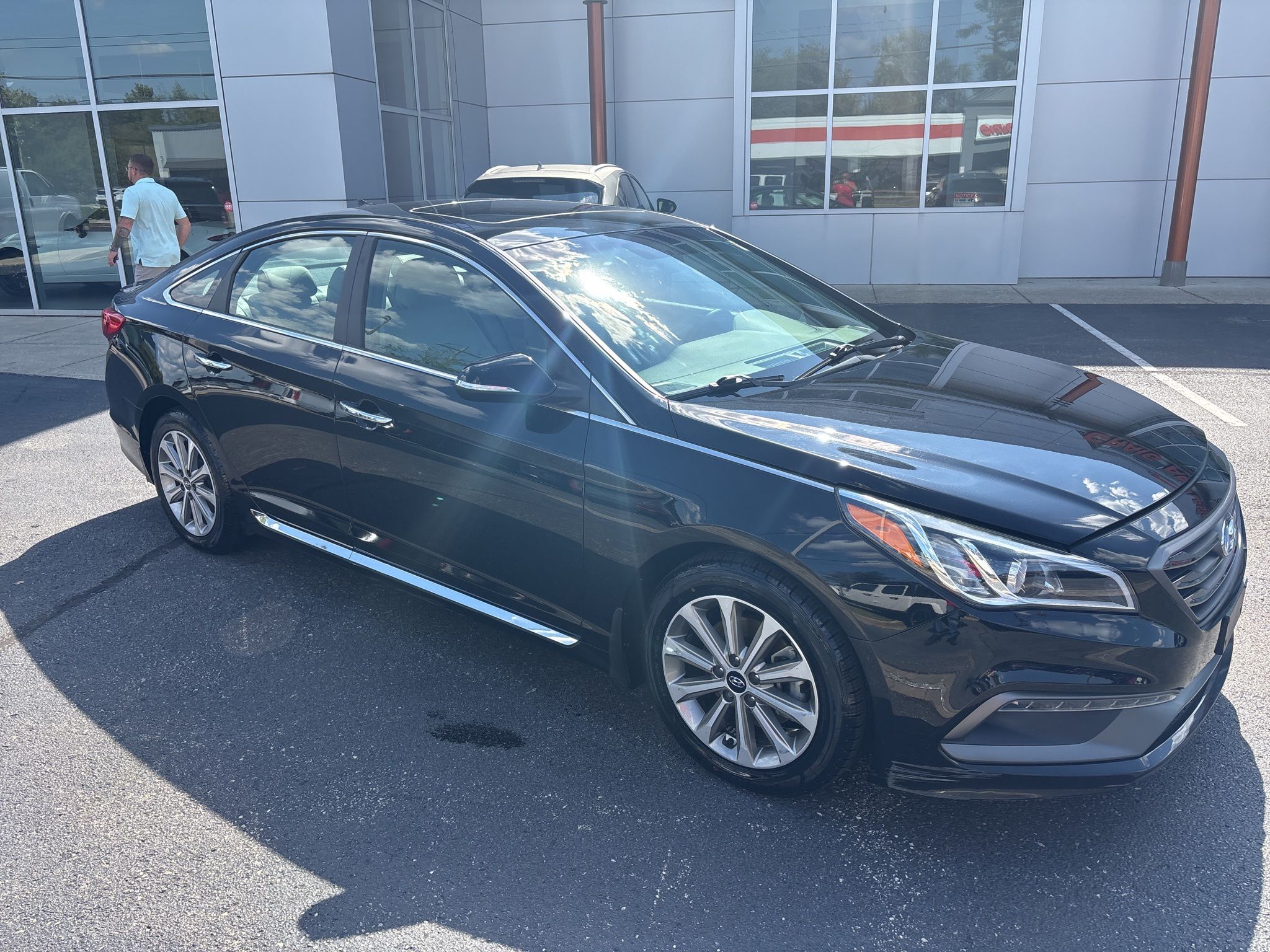 2017 Hyundai Sonata Limited Image 3 of 28