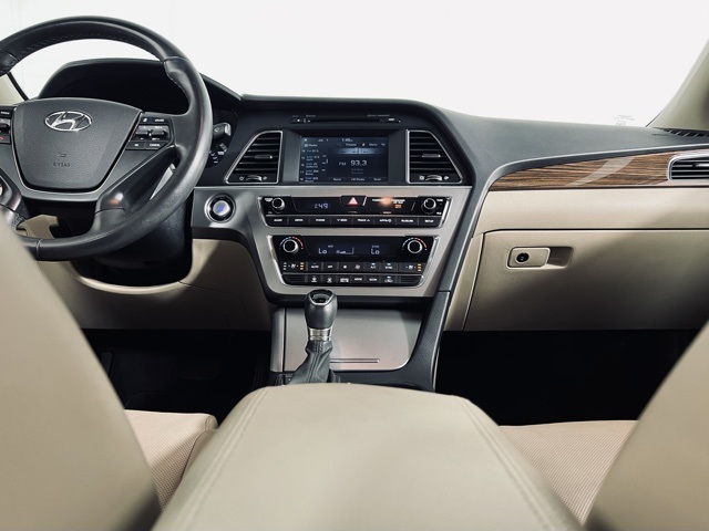 Vehicle image 21 of 35