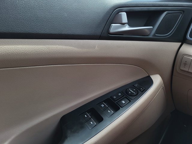 Vehicle image 23 of 31