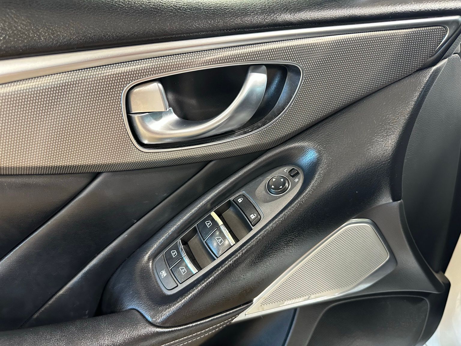 Vehicle image 33 of 43