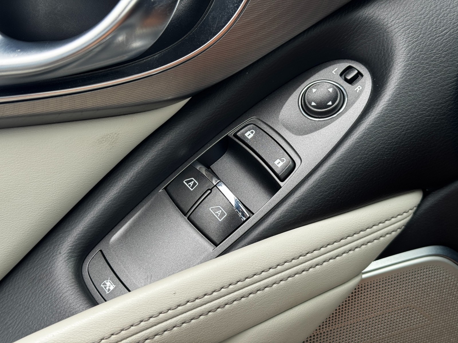 Vehicle image 34 of 46
