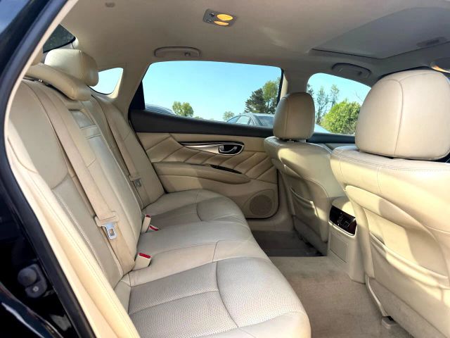2017 INFINITI Q70L 3.7 Image 4 of 15