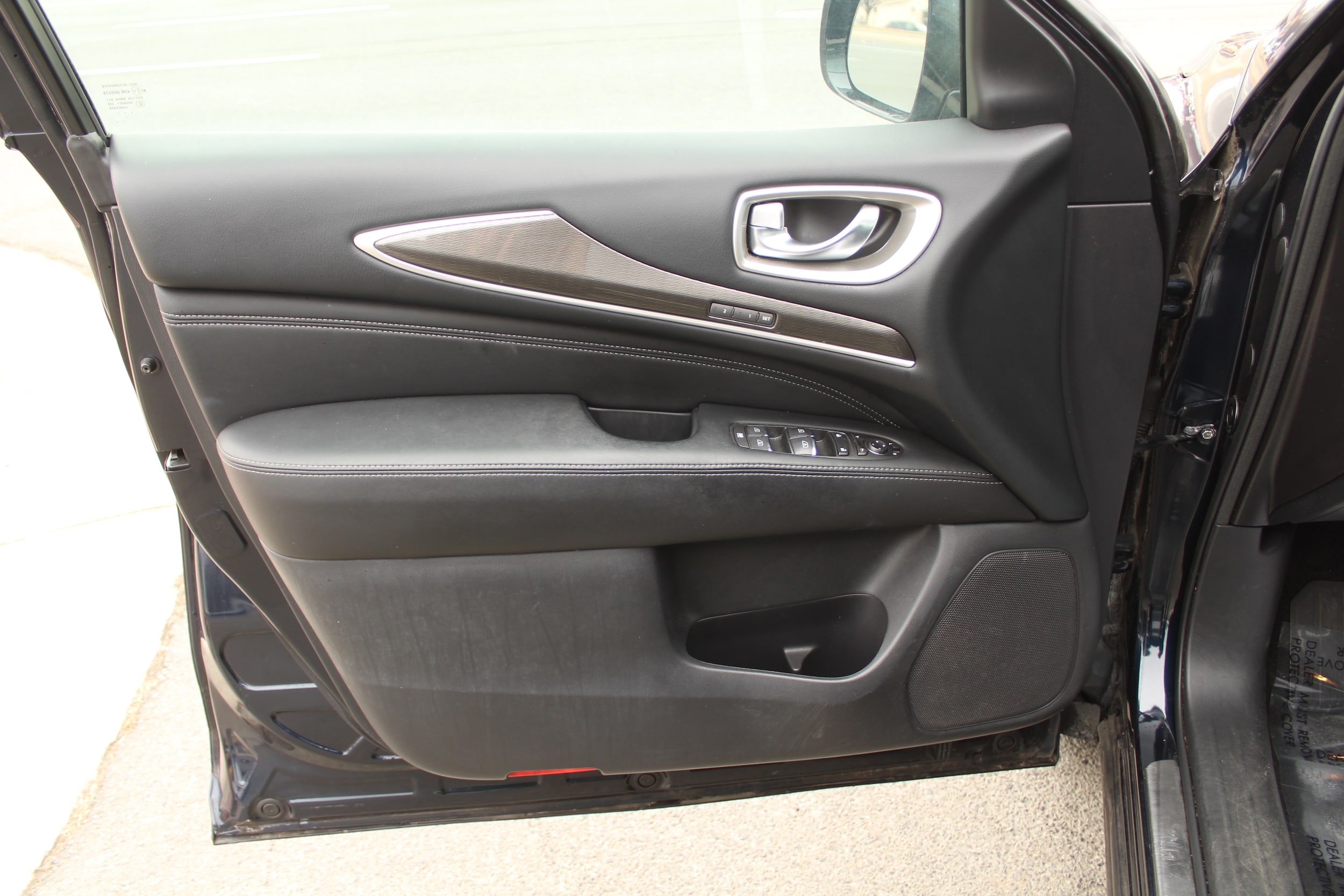 2017 INFINITI QX60 Base Image 16 of 25