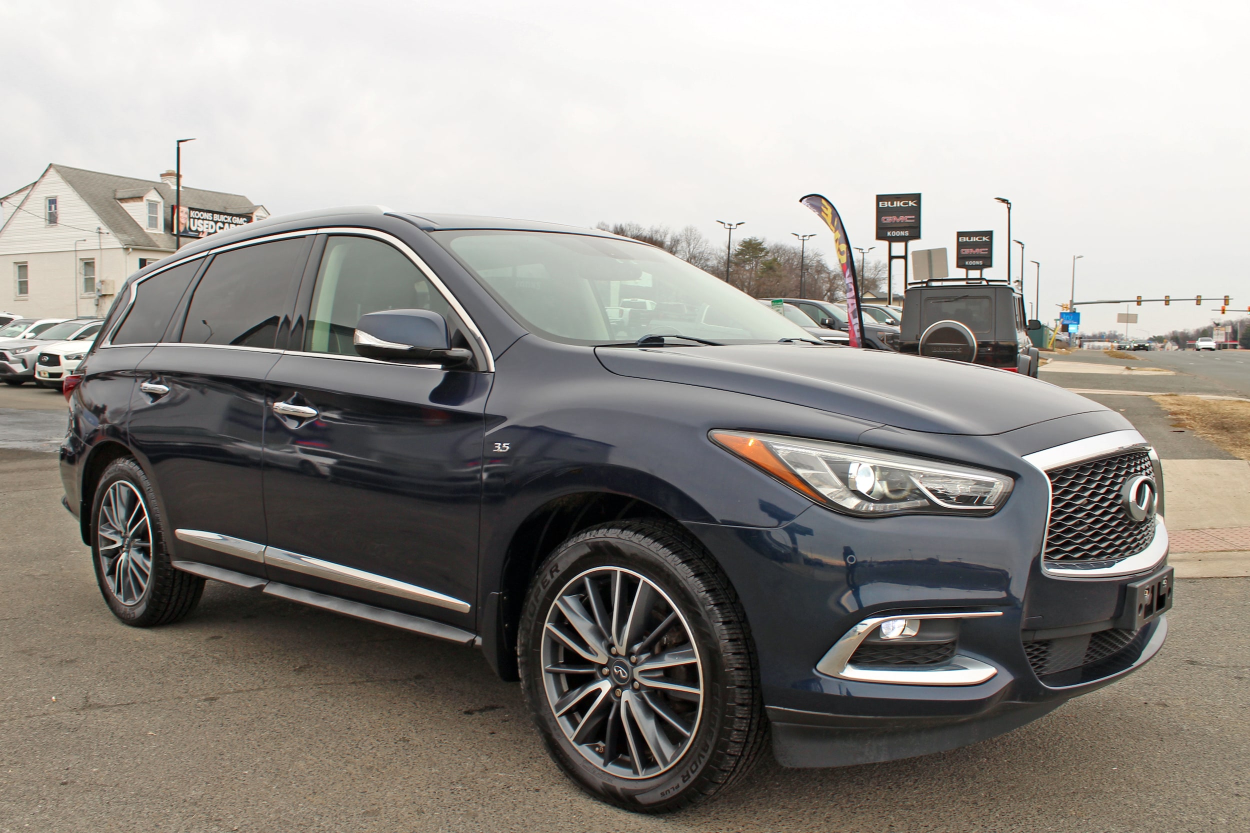 2017 INFINITI QX60 Base Image 2 of 25