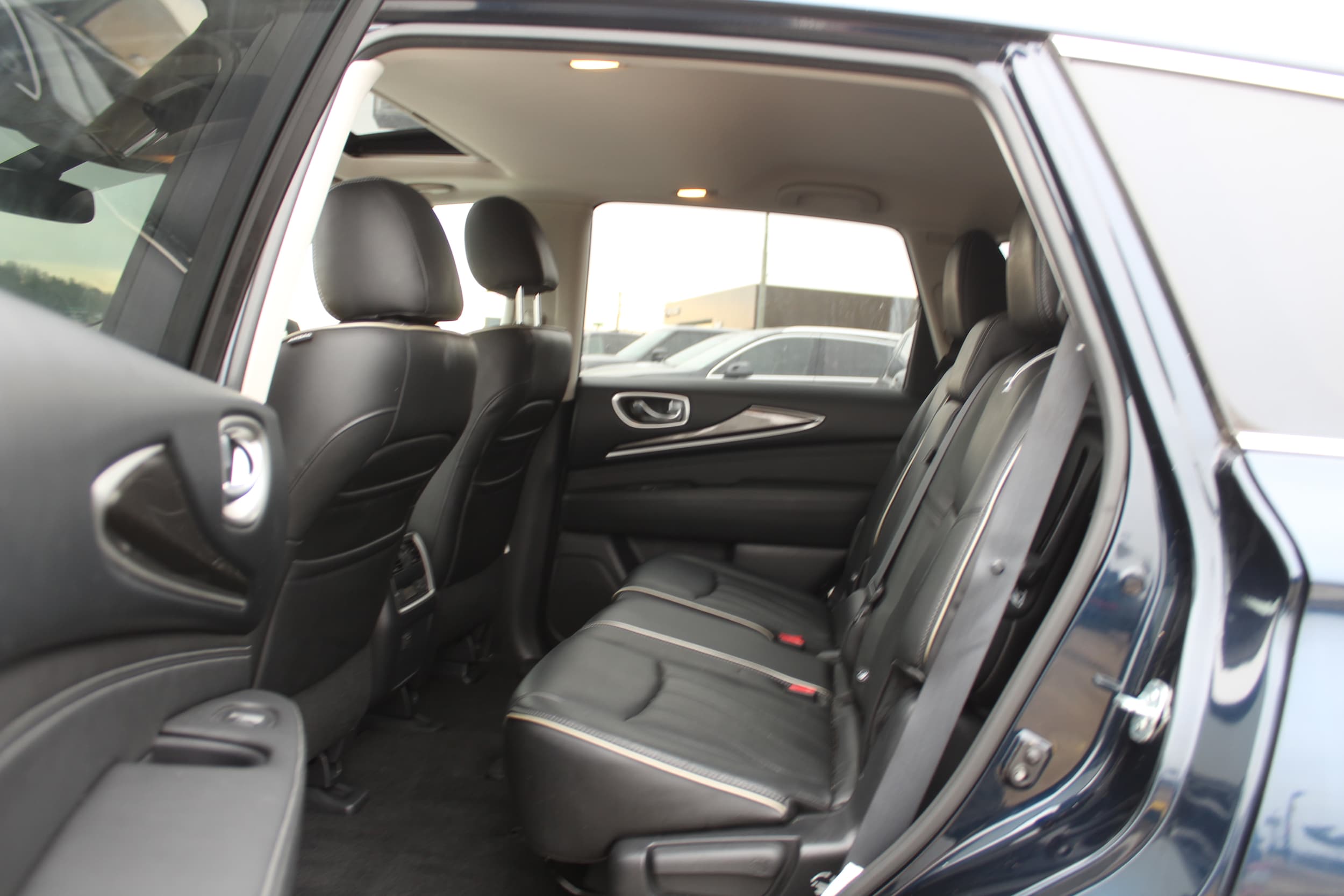 2017 INFINITI QX60 Base Image 8 of 25