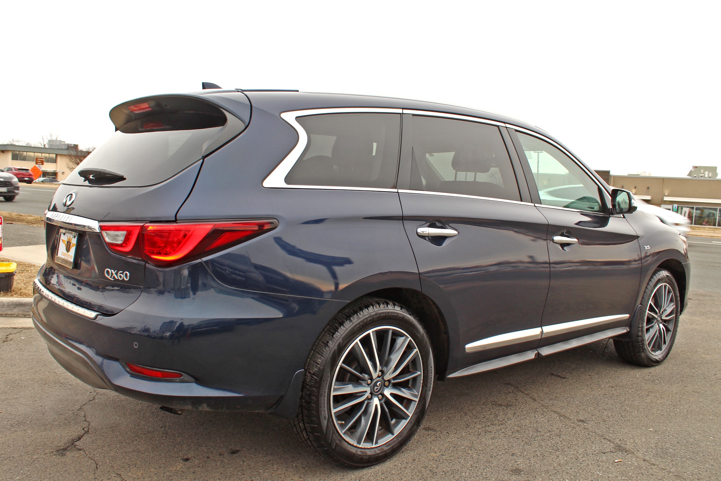 2017 INFINITI QX60 Base Image 3 of 25