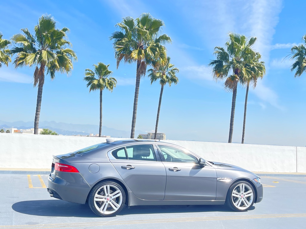 Vehicle image 33 of 67