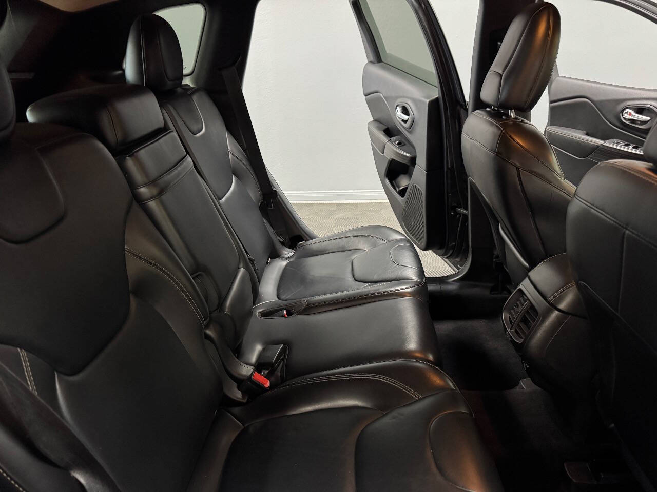 Vehicle image 23 of 59