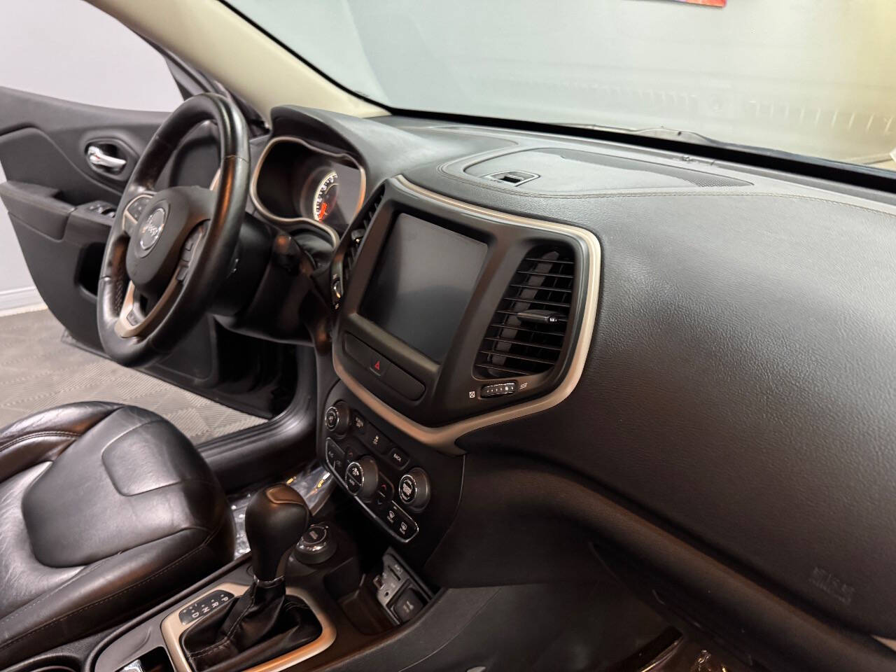 Vehicle image 33 of 59