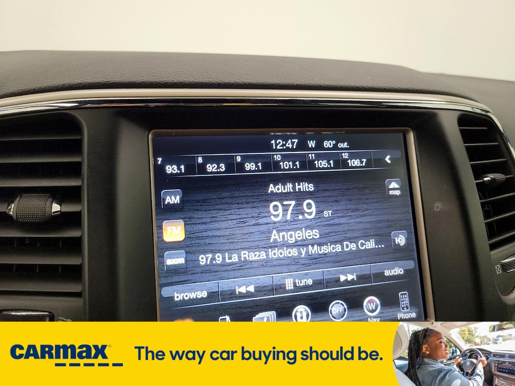 Vehicle image 21 of 29