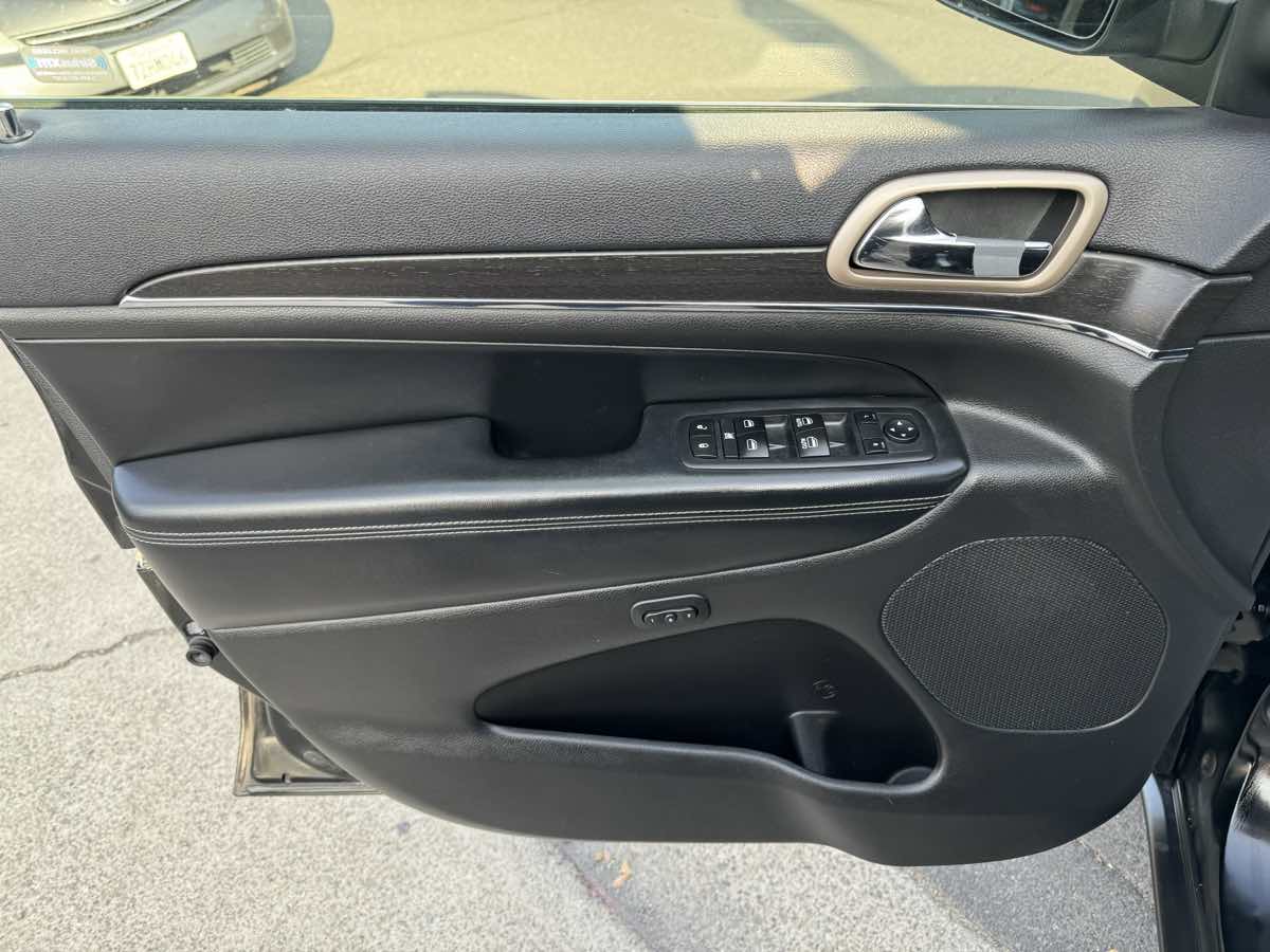 Vehicle image 14 of 20