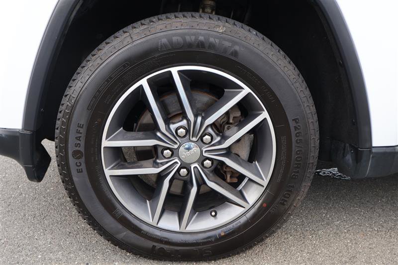 Vehicle image 33 of 36