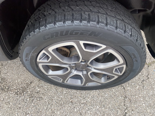 Vehicle image 33 of 34