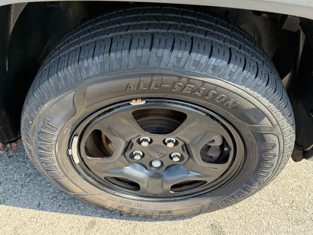 Vehicle image 19 of 29