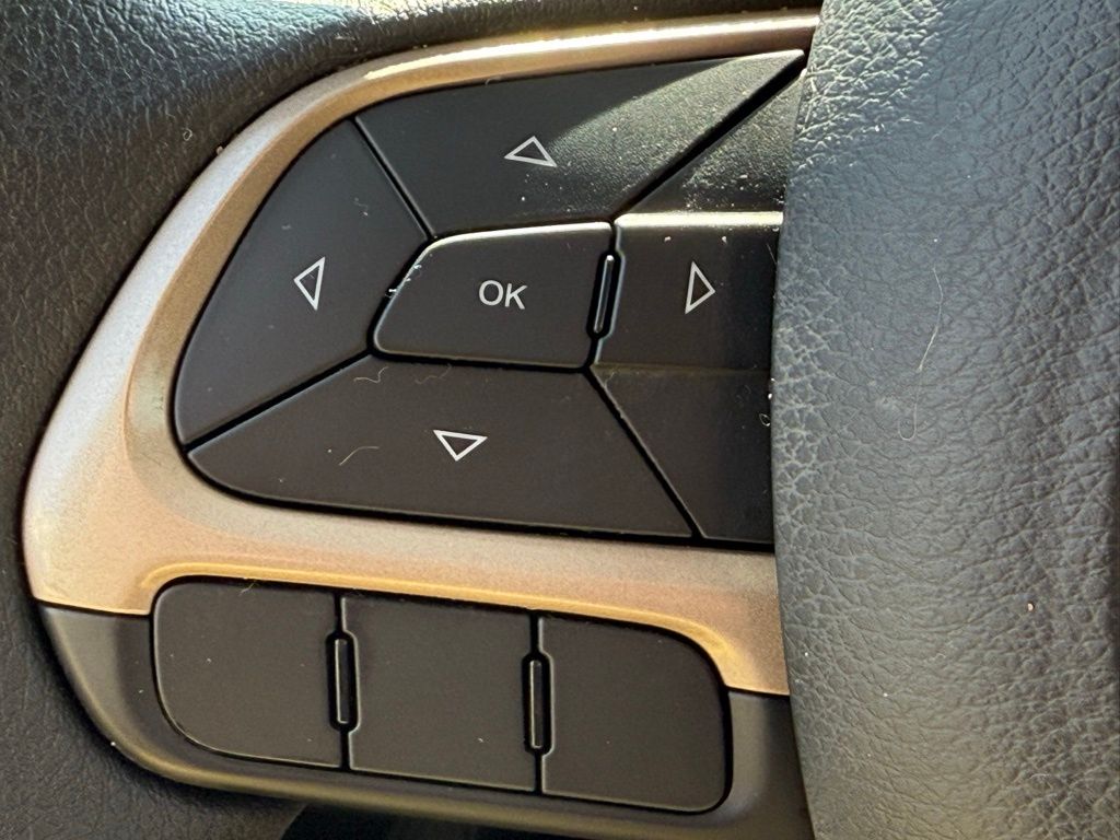 Vehicle image 27 of 29