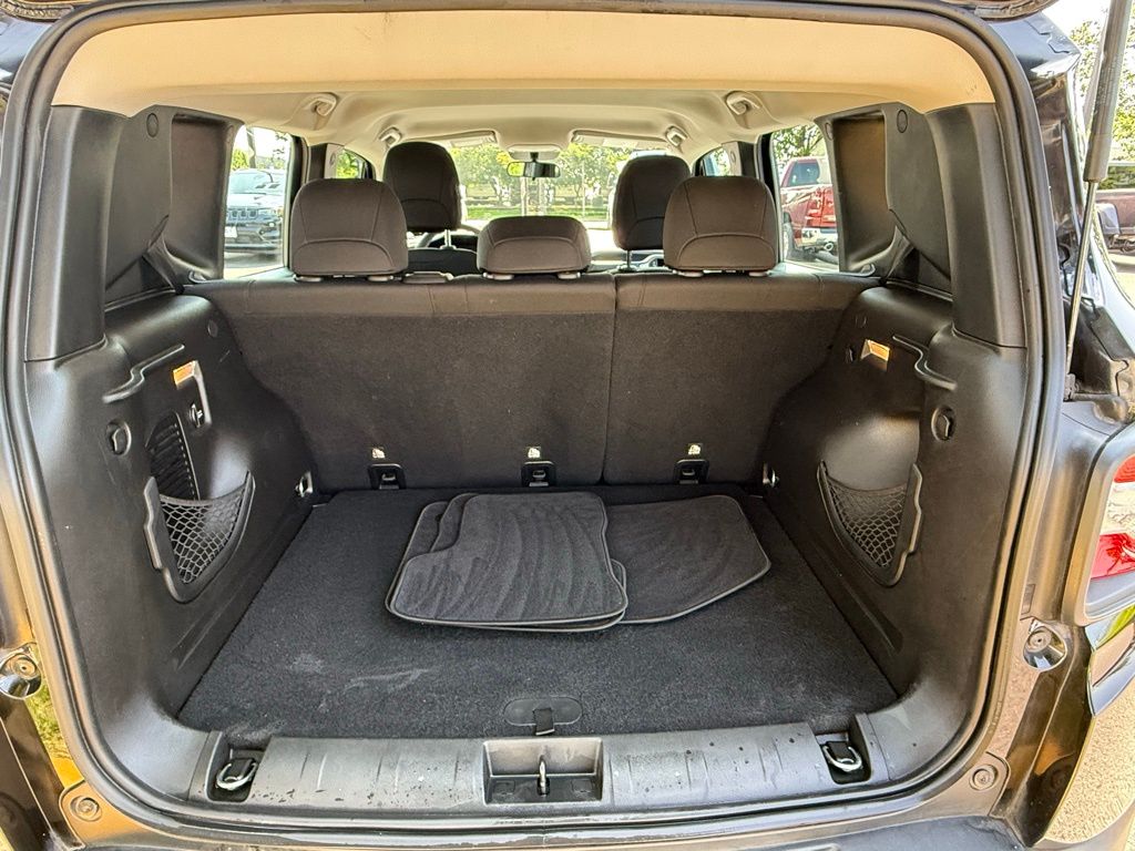 Vehicle image 14 of 29