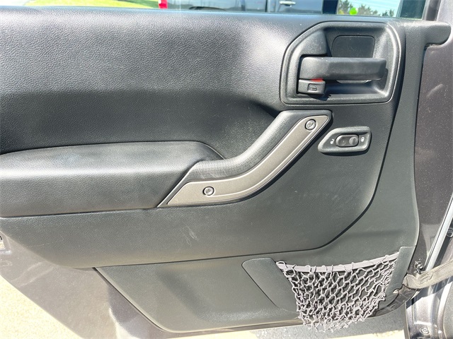 Vehicle image 14 of 33