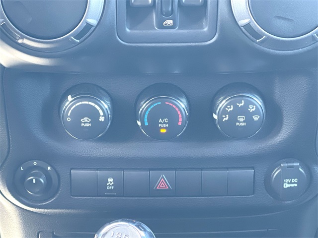 Vehicle image 27 of 33