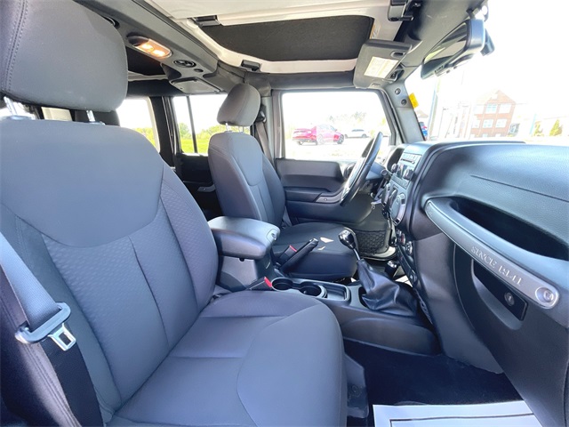 Vehicle image 21 of 33