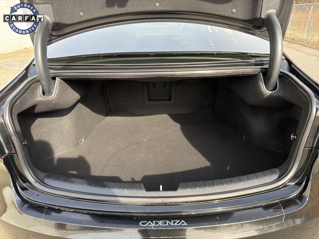 2017 Kia Cadenza Premium Image 10 of 37