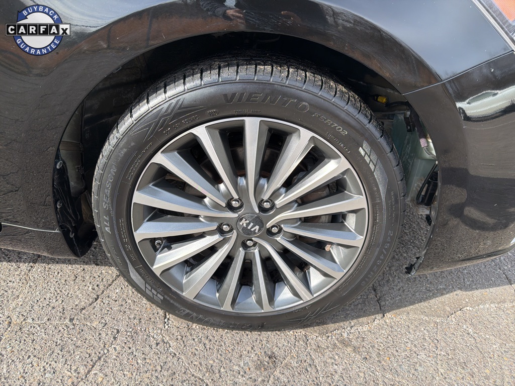 2017 Kia Cadenza Premium Image 9 of 37