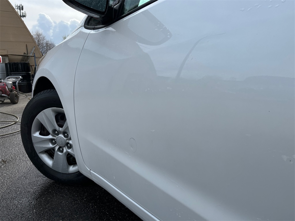 Vehicle image 27 of 35