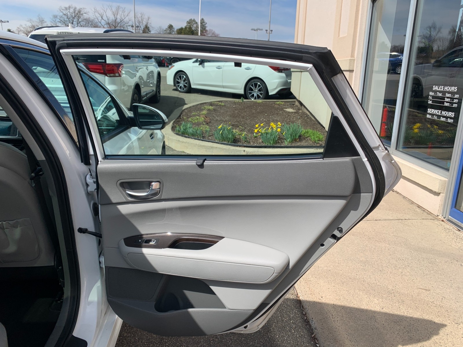 Vehicle image 27 of 33
