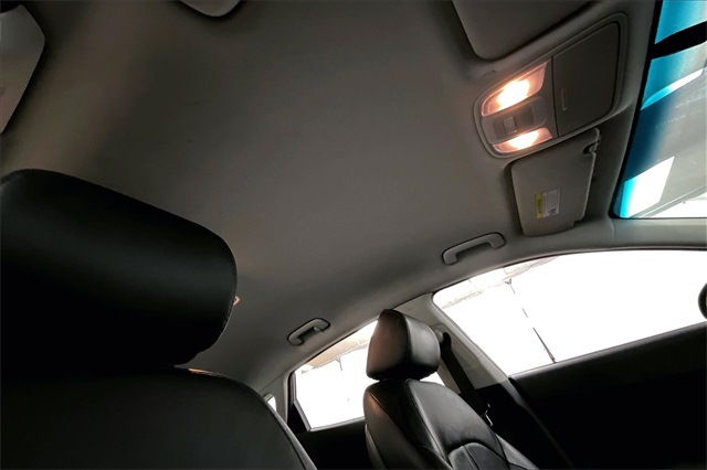 Vehicle image 21 of 32