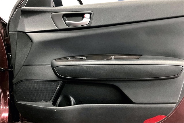 Vehicle image 23 of 32