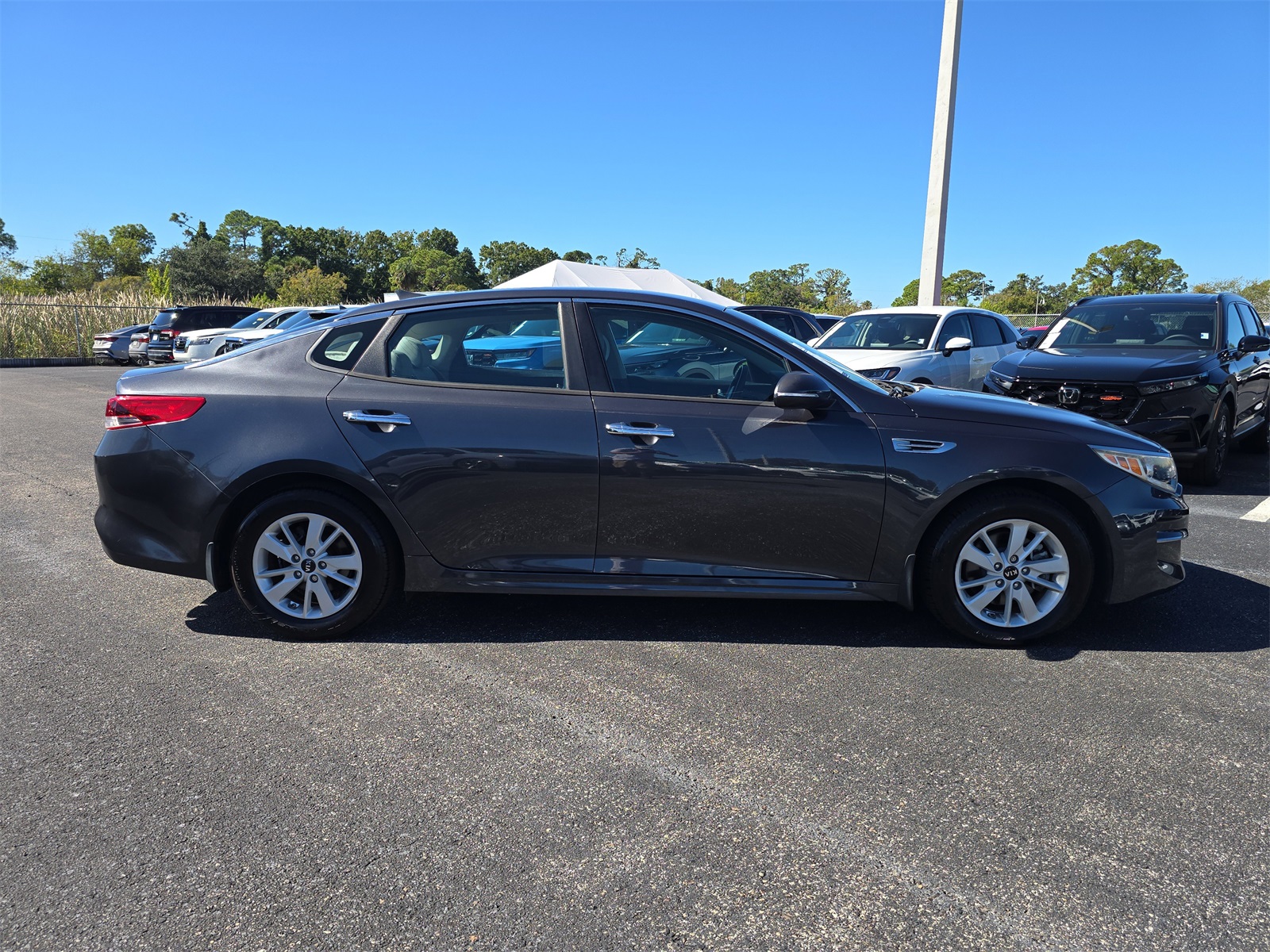 2017 Kia Optima LX Image 3 of 25