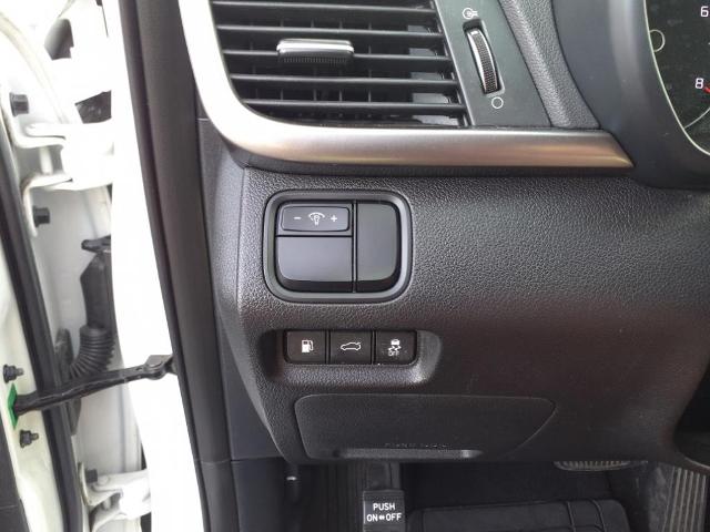 Vehicle image 21 of 23