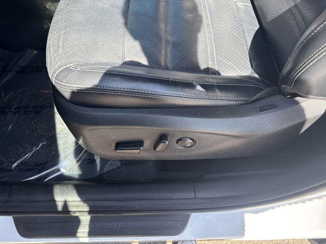 Vehicle image 19 of 30