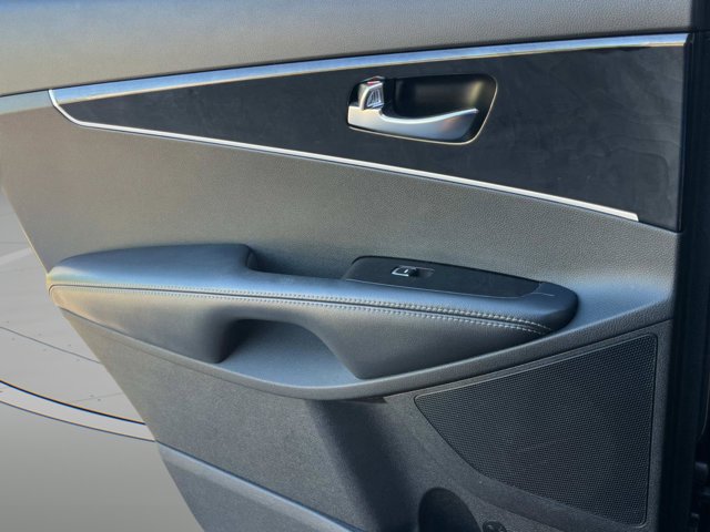 Vehicle image 25 of 37