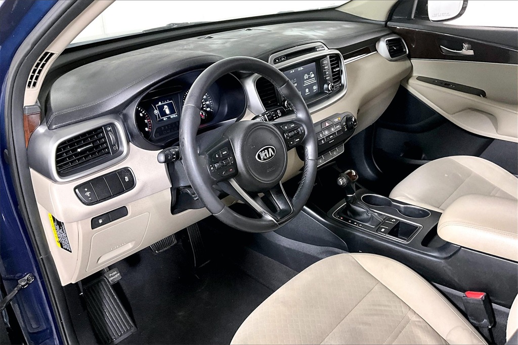 Vehicle image 14 of 33