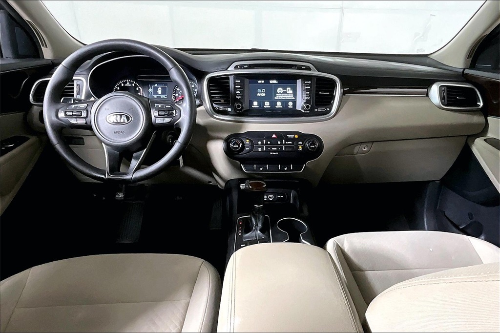 Vehicle image 16 of 33