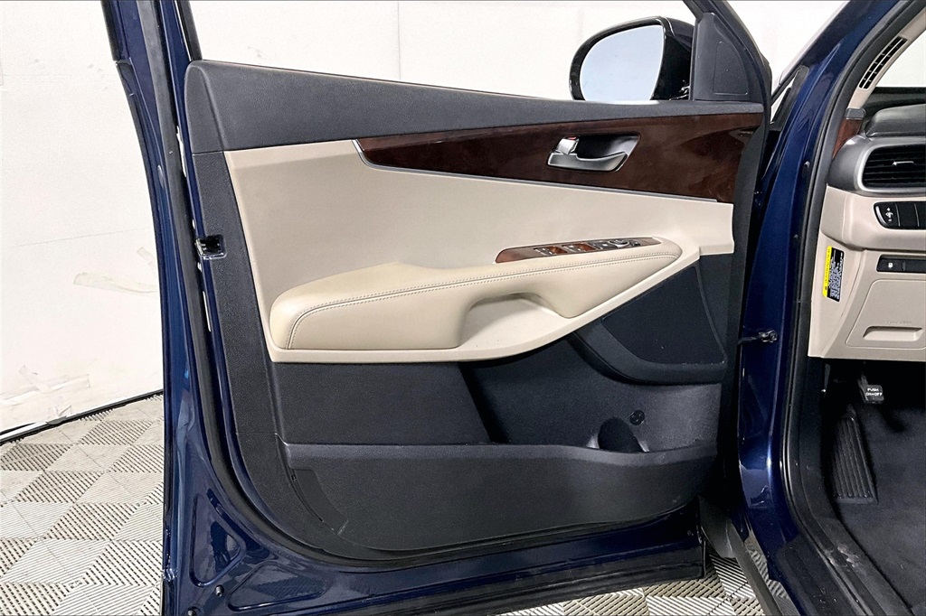 Vehicle image 24 of 33