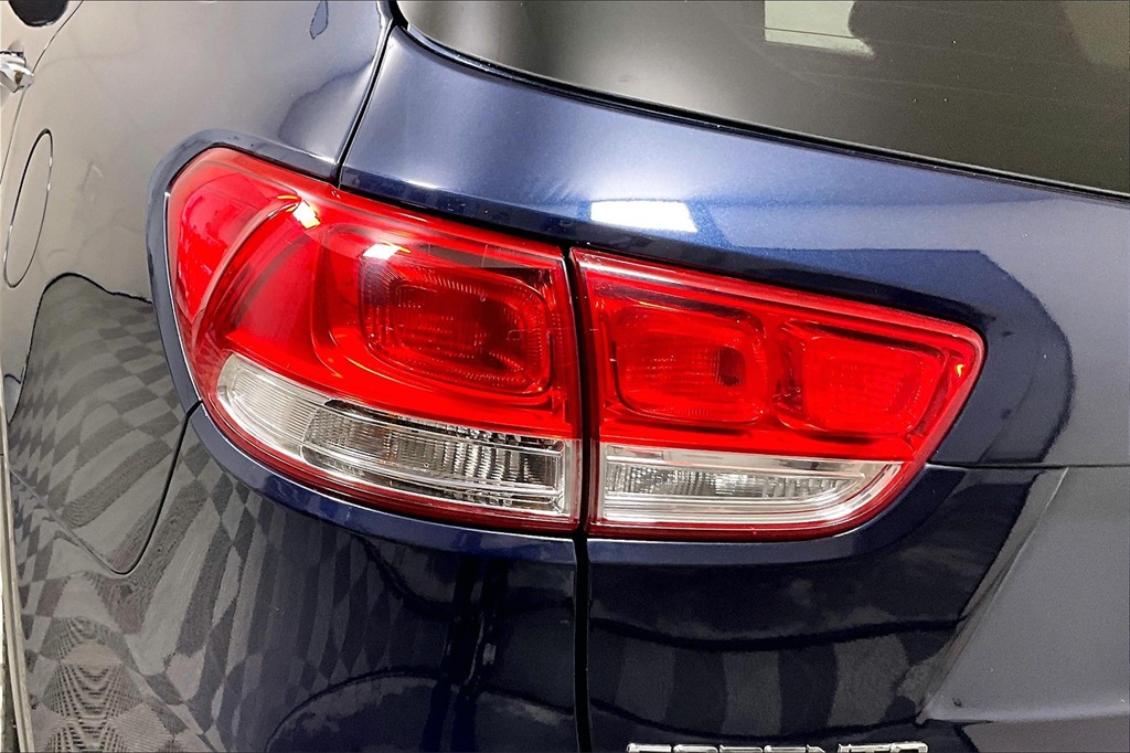 Vehicle image 29 of 33
