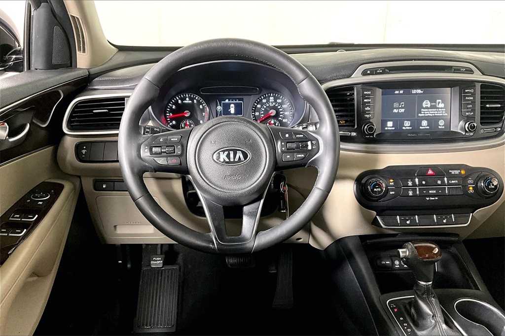 Vehicle image 17 of 33