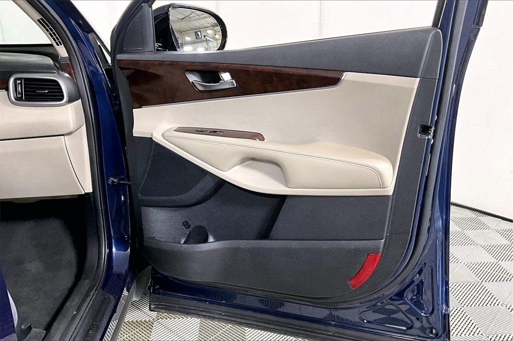 Vehicle image 31 of 33