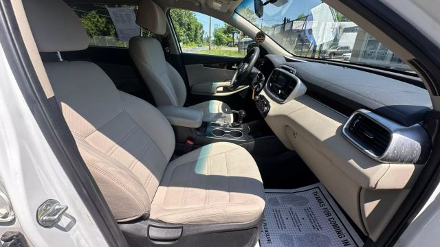 Vehicle image 31 of 33