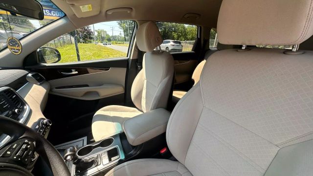 Vehicle image 19 of 33