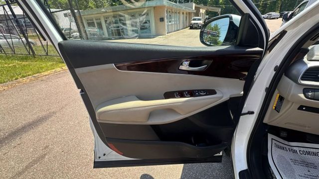 Vehicle image 20 of 33