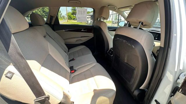Vehicle image 26 of 33