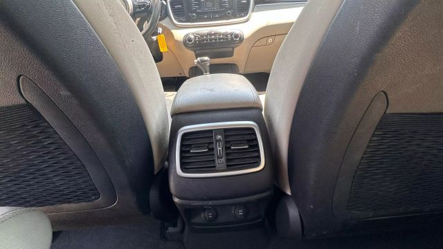 Vehicle image 25 of 33