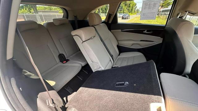 Vehicle image 27 of 33